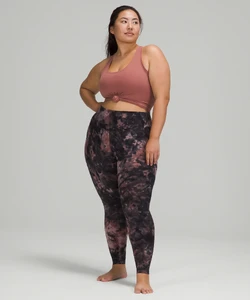 Lululemon model2.webp