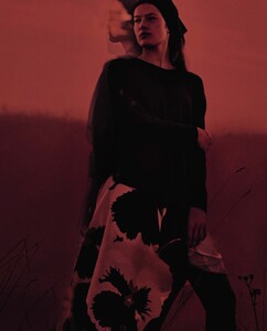 109212828_VogueItaliaOctober20189.thumb.jpg.73b14134a85855e8fc2e00712533c1e4.jpg