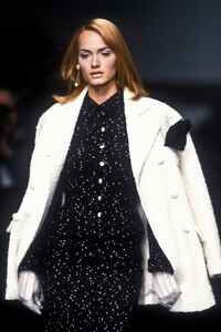 1092788283_Valentino1995WomenRTW132.thumb.jpg.41496a312c57c84d97f556186e0f219a.jpg
