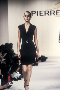 1109617587_PierreBalmainRTWSpring19946.thumb.jpg.84ab688bcd9b17b6b4ae0416e1db7def.jpg