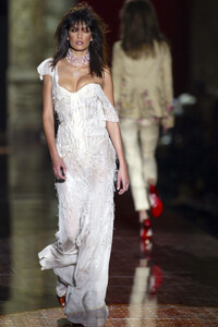 1132489736_RobertoCavalli2003WomenRTW52.thumb.jpg.1cbb7c9564ea99eb7cb3135d8199a138.jpg