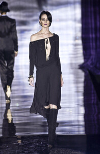 1158138523_JulienMacDonald2002WomenRTW84.thumb.jpg.e83395dd83523a3ba2bbf8d1b35f10dc.jpg