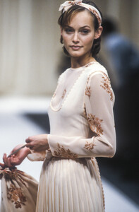 1167316703_AlbertaFerretti1994WomenRTW15.thumb.jpg.5137f3ee97cd6900610df605c8fcf627.jpg