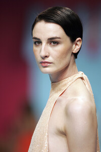 1210728715_JasperConran2005WomenRTW68.thumb.jpg.c5e2c4597c3832d8c868aa2cdb61a2d8.jpg