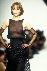 1255541774_Chanel1994HauteCouture120.thumb.jpg.c917fcade9308e5a33d4b950d43b3d9a.jpg
