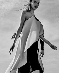 1256101771_VogueItaliaOctober20183.thumb.jpg.046a6d37a8763d50832a352ea221be08.jpg