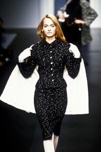 126834088_Valentino1995WomenRTW131.thumb.jpg.98be4f5b31ed0881d28921433ad91eb6.jpg