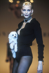 1274909885_Blumarine1995WomenRTW160.thumb.jpg.e2b6a1a59b82dec1a59a51222e5f6e3b.jpg