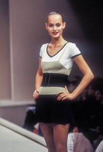 1419233677_Krizia1995WomenRTW22.thumb.jpg.6429e87d3893c99b1483f7f6993481b4.jpg