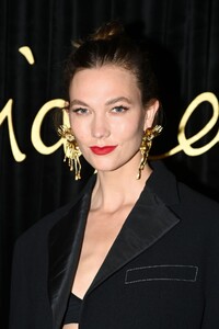 1478883335_karlie-kloss-at-schiaparelli-haute-couture-show-at-paris-fashion-week-07-04-2022-1-Copy.thumb.jpg.832dcdf64e7697818a7973a36772baf4.jpg