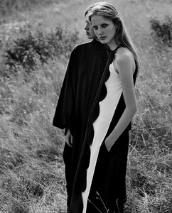 1522451686_VogueItaliaOctober201810.thumb.jpg.8fbb298a552eb8727cb54b0b1c357f25.jpg