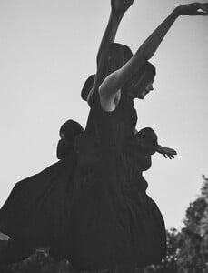 1565750451_HarpersBazaarFeb2021105.thumb.jpg.8a0180f37600dff16ffdaaacef3e1d6f.jpg
