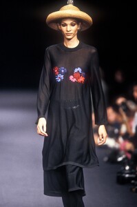 1573637942_SoniaRykiel1994WomenRTW66.thumb.jpg.82b2f3a76906bdd94a3521ca5a302f7c.jpg