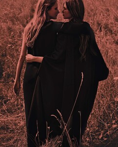 1587828329_VogueItaliaOctober20185.thumb.jpg.b8b48155f7f9477bfb525fb89a28e3e6.jpg