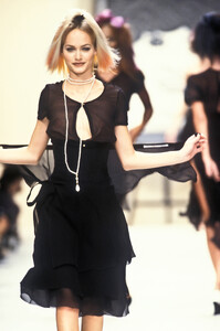 1590043334_Chanel1994WomenRTW111.thumb.jpg.38554c46ac9645b24a02d55a5e9c49ea.jpg