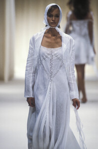 1593173079_AlbertaFerretti1994WomenRTW42.thumb.jpg.7c3c28b275d666a5b61a2aad01128f3a.jpg