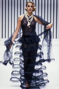 1645240490_Valentino1992HauteCouture54.thumb.jpg.4d33a863adca205978385037facccf89.jpg