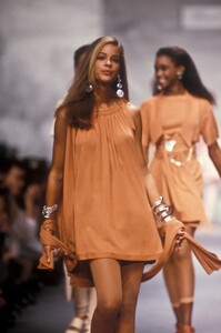 1661007693_KarlLagerfeld1990WomenRTW109.thumb.jpg.e17f3fc44659a89d74f731a98479d0ca.jpg