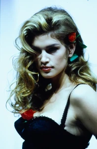 1665985333_03-dolce-gabbana-spring-1992-ready-to-wear-details-CN10049153-cindy-crawford(1).thumb.jpg.cca77e9fe854ea0d6ef97ba583be3171.jpg