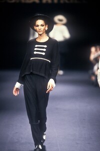 1699830210_SoniaRykiel1994WomenRTW91.thumb.jpg.4c82abb53fd79a331c1f0888e77b4e12.jpg