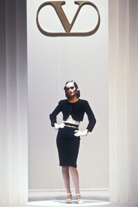 1731440014_Valentino1995WomenRTW27.thumb.jpg.749f6c76ed264fe7b7275659655cab50.jpg