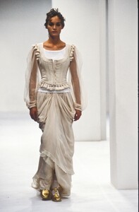 1733087733_DolceGabbana1994WomenRTW137.thumb.jpg.f5d0b2045ebcb17b747bb9334db1ace7.jpg
