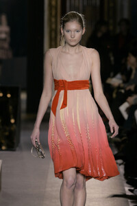 1735857134_GiambattistaValli2005WomenRTW14.thumb.jpg.72849f5d58ce5a8aebaac0519dfd78e3.jpg