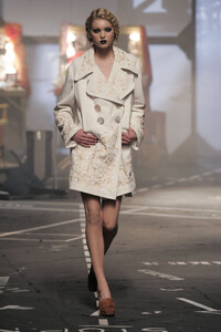 1755396224_JohnGalliano2005WomenRTW29.thumb.jpg.f85267dd361cf95a5ce0565c21a4ad0d.jpg
