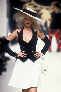 1913454240_VivienneWestwood1995WomenRTW27.thumb.jpg.f000c1ca3b7c0691b05903de896e9cfe.jpg