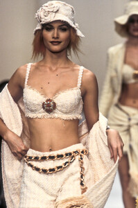 1925218455_Chanel1994WomenRTW72.thumb.jpg.74865b25b458a7e9997c1114f067bc75.jpg