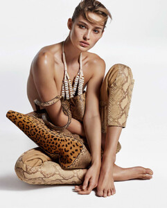 1937168011_VogueParisAvril2017-23.thumb.jpg.14df429e8631abeb48be2823811b0e9f.jpg