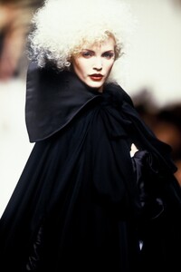 1940134557_VivienneWestwood1995WomenRTW176.thumb.jpg.d7625aec0c8ced92b37a4a5b9c28c4c3.jpg