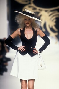 1974193518_VivienneWestwood1995WomenRTW26.thumb.jpg.c461b280d12b66d7a71435dc42f53e87.jpg