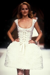 1990700618_Valentino1995HauteCouture55.thumb.jpg.ba24a4d4f19b689c665c7bc6de4d69c3.jpg