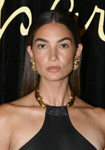 2008083758_lily-aldridge-at-schiaparelli-haute-couture-show-at-paris-fashion-week-07-04-2022-1-Copy.thumb.jpg.46cd1576e5e43e9ae8be234036933344.jpg