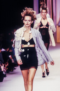 2033628260_KarlLagerfeld1994WomenRTW15.thumb.jpg.385e2fecdc711806773df90d0b24d7a2.jpg