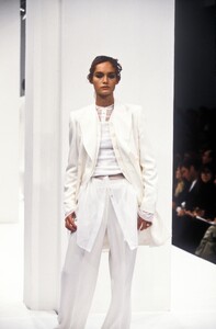205877728_DolceGabbana1994WomenRTW25.thumb.jpg.61863659c60a1d75d6d772a7e39523d2.jpg