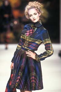 2100030673_VivienneWestwood1995WomenRTW98.thumb.jpg.cdf1a30f6897082db133092dae339a44.jpg