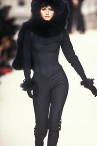 2115950096_Chanel1994WomenRTW203.thumb.jpg.010bdae2bbebbd851329c5ab8e06f644.jpg