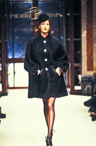 2127933651_PierreBalmain1994HauteCouture42.thumb.jpg.3765c57bb99a83901bfa371208a4fca0.jpg