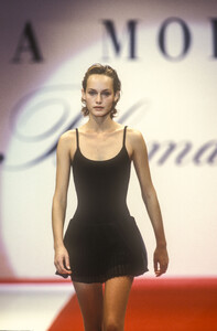 2136782330_Blumarine1994WomenRTW104.thumb.jpg.83fa9b5cdcc66d73c7aba646fdda8c72.jpg