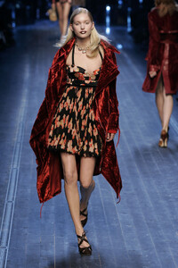 2143907871_ChristianDior2005WomenRTW71.thumb.jpg.2740a7d5372f5bc838e7d14c69a0775b.jpg