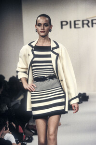 260194162_PierreBalmainRTWSpring19941.thumb.jpg.ff6c17ef97bdcecaa2ba1d454794dc53.jpg