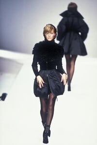 294624880_ClaudeMontana1994WomenRTW156.thumb.jpg.97468914416951e5d6f1fb35f02ce574.jpg
