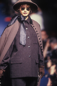 304495350_CherMichelKlein1994WomenRTW109.thumb.jpg.44be4538fd13645131ac7b734e069047.jpg
