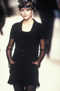 330965211_Chanel1994WomenRTW184.thumb.jpg.890001b644473630a0ddb04fd0d3eea8.jpg