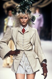 338033951_VivienneWestwood1995WomenRTW56.thumb.jpg.7fce88fd62e1779fb028c37bd96026f8.jpg