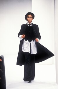 339873686_DolceGabbana1994WomenRTW34.thumb.jpg.c112847374f00468a2131a709845937b.jpg