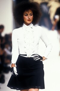 342160373_VivienneWestwood1995WomenRTW113.thumb.jpg.5ae53d42862dc3eedbd2e6794f34d521.jpg