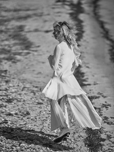 402679799_VogueGreeceMay2019-10.thumb.jpg.68e8efef456fcd97d4e421ec0d168305.jpg